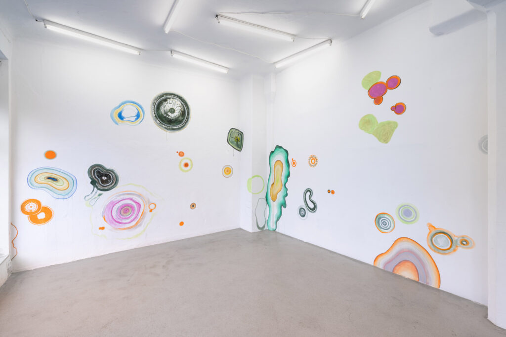 exhibition views: Kunstraum Ortloff, 2025
wall painting in cooperation with Lena Kerschensteiner;  acrylic und aquarell on wall