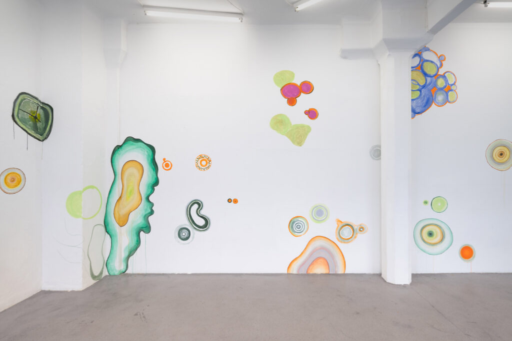 exhibition views: Kunstraum Ortloff, 2025
wall painting in cooperation with Lena Kerschensteiner;  acrylic und aquarell on wall