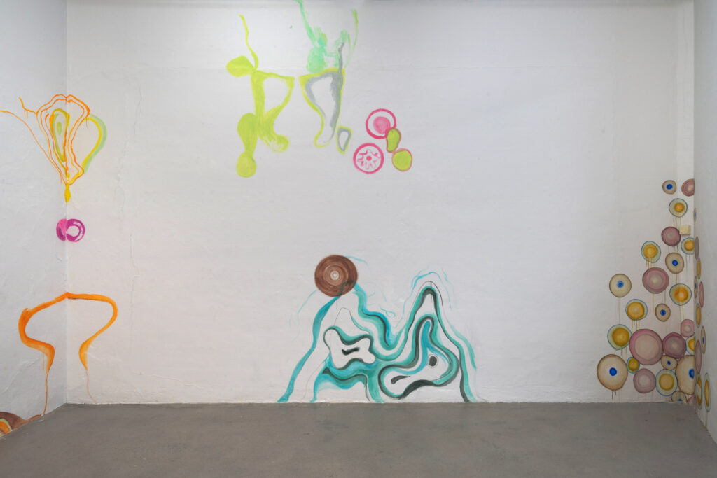 exhibition views: Kunstraum Ortloff, 2025
wall painting in cooperation with Lena Kerschensteiner;  acrylic und aquarell on wall