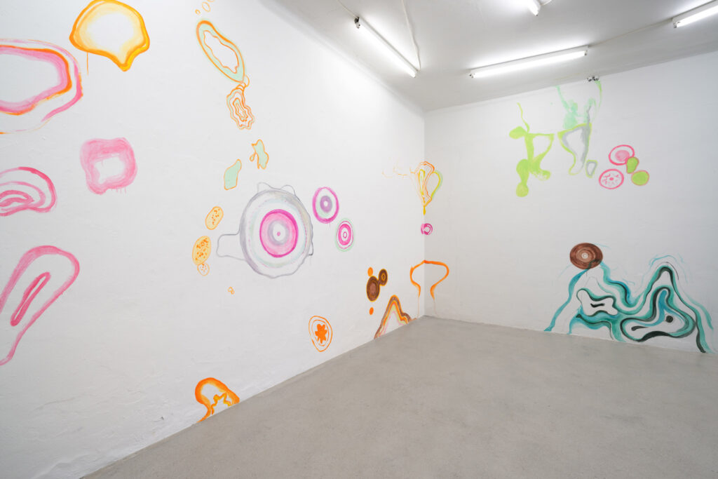 exhibition views: Kunstraum Ortloff, 2025
wall painting in cooperation with Lena Kerschensteiner;  acrylic und aquarell on wall