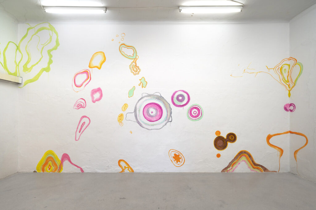 exhibition views: Kunstraum Ortloff, 2025
wall painting in cooperation with Lena Kerschensteiner;  acrylic und aquarell on wall