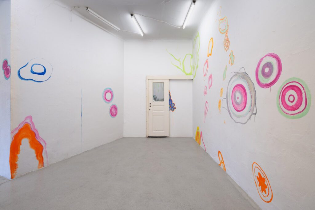 exhibition views: Kunstraum Ortloff, 2025
wall painting in cooperation with Lena Kerschensteiner;  acrylic und aquarell on wall