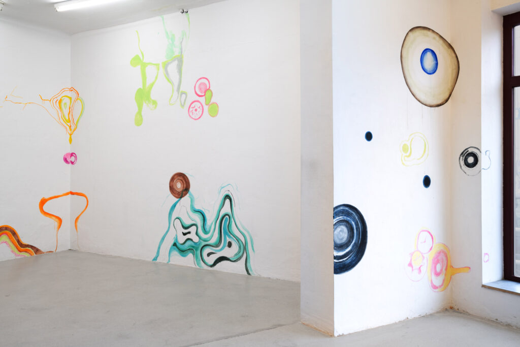 exhibition views: Kunstraum Ortloff, 2025
wall painting in cooperation with Lena Kerschensteiner;  acrylic und aquarell on wall