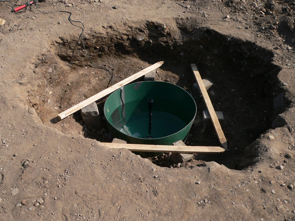 in construction: Perfume fountain, 
2008, tiles, perfume mixture, styrofoam, pump, tub, LEDs 150 cm diameter, depth: 70 cm, 
Festival of Young Talents, harbor island of Offenbach am Main, 2008