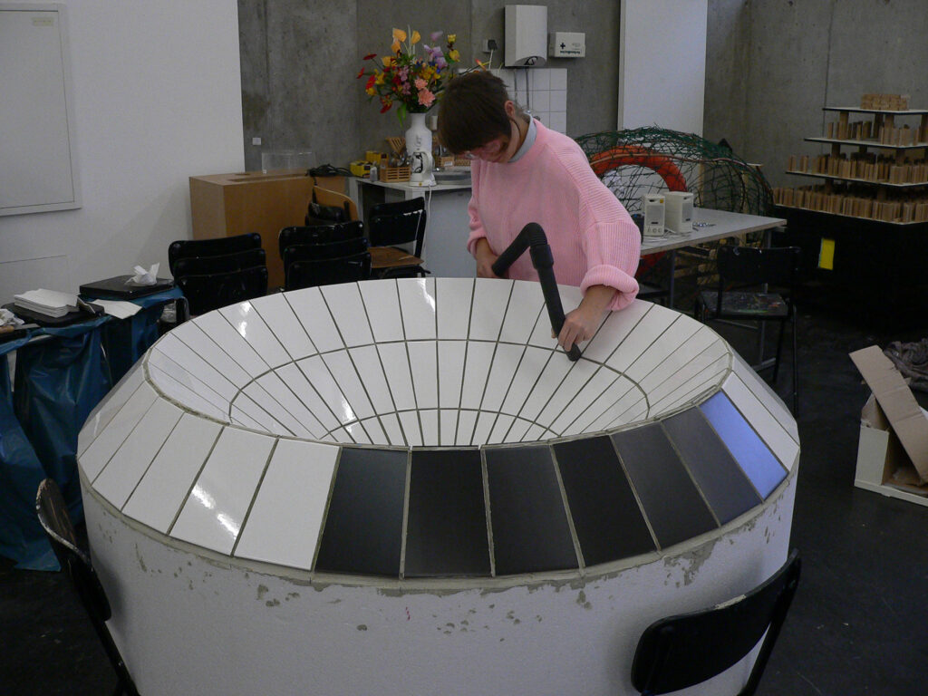 in construction: Perfume fountain, 
2008, tiles, perfume mixture, styrofoam, pump, tub, LEDs 150 cm diameter, depth: 70 cm, 
Festival of Young Talents, harbor island of Offenbach am Main, 2008